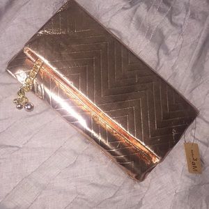 Add some shine with this clutch in hand!